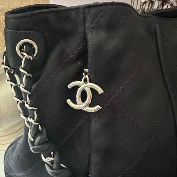 CHANEL Navy Blue Shoulder Bag with Iconic Chain Strap - Picture 3 of 16